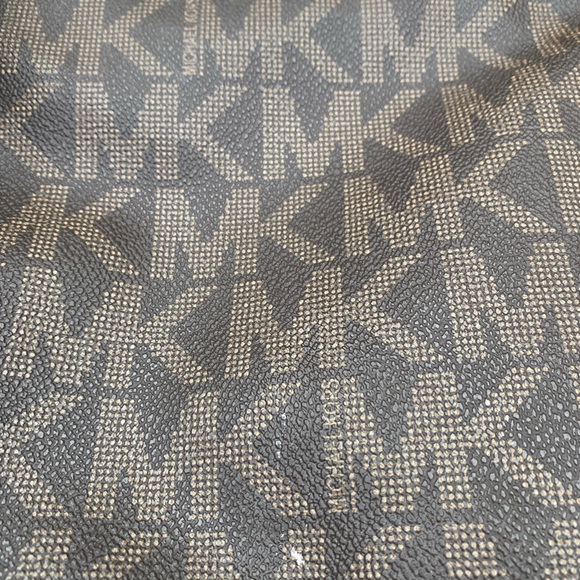 Michael Kors Crossbody bag. - Picture 7 of 11